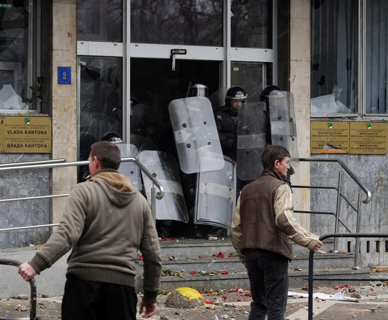 После протестов боснийские чиновники идут в отставку