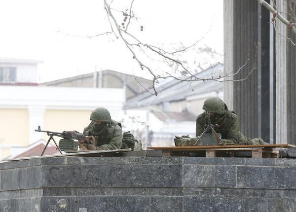 Біля будівлі парламенту Криму з'явилися кулеметники