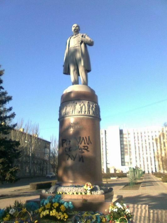 У Донецьку спаплюжили пам'ятник Тарасу Шевченку