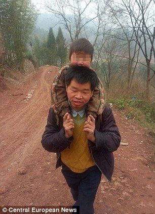Отец года. Китаец носит сына-инвалида в школу на спине, преодолевая 30 км ежедневно