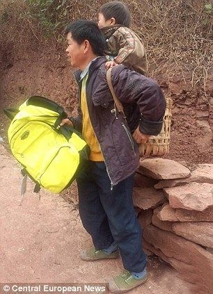 Отец года. Китаец носит сына-инвалида в школу на спине, преодолевая 30 км ежедневно