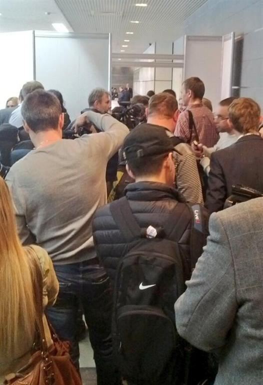 На прес-конференцію до Януковича журналістів оглядають як в аеропорту
