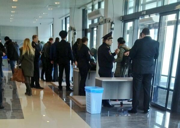 На прес-конференцію до Януковича журналістів оглядають як в аеропорту