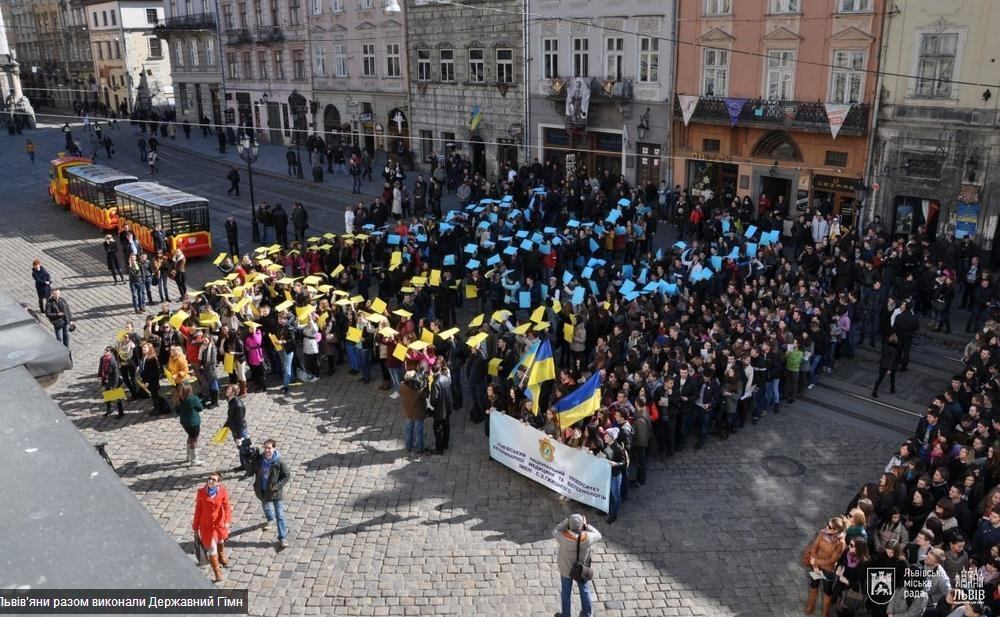 Львовяне вместе спели гимн в центре города