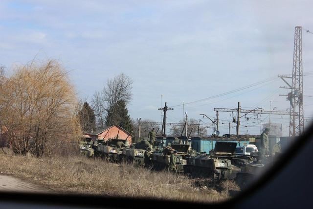Россия открыто стягивает военную технику к северо-восточным границам Украины