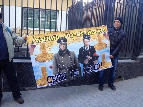 Евромайдановцы забросали консульство РФ в Одессе лапшой