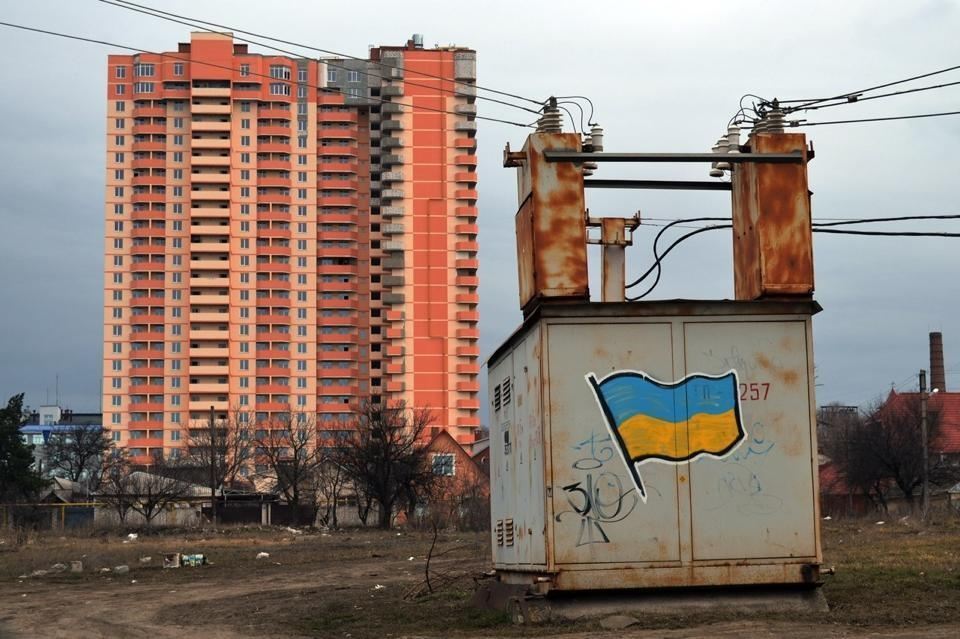 У Луганську всюди малюють прапори України