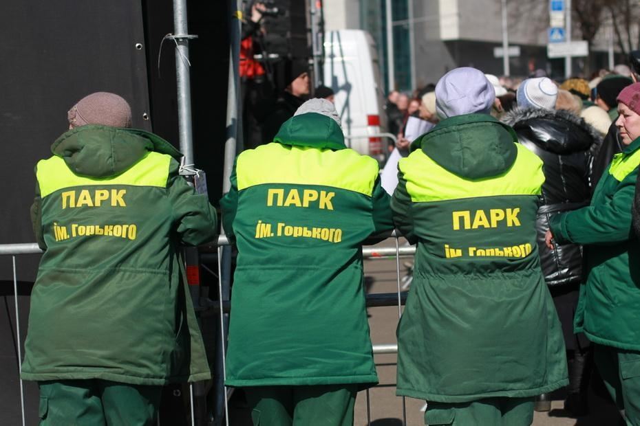 В Харькове Кернеса поддержали коммунальщики с флагами Украины и георгиевскими лентами