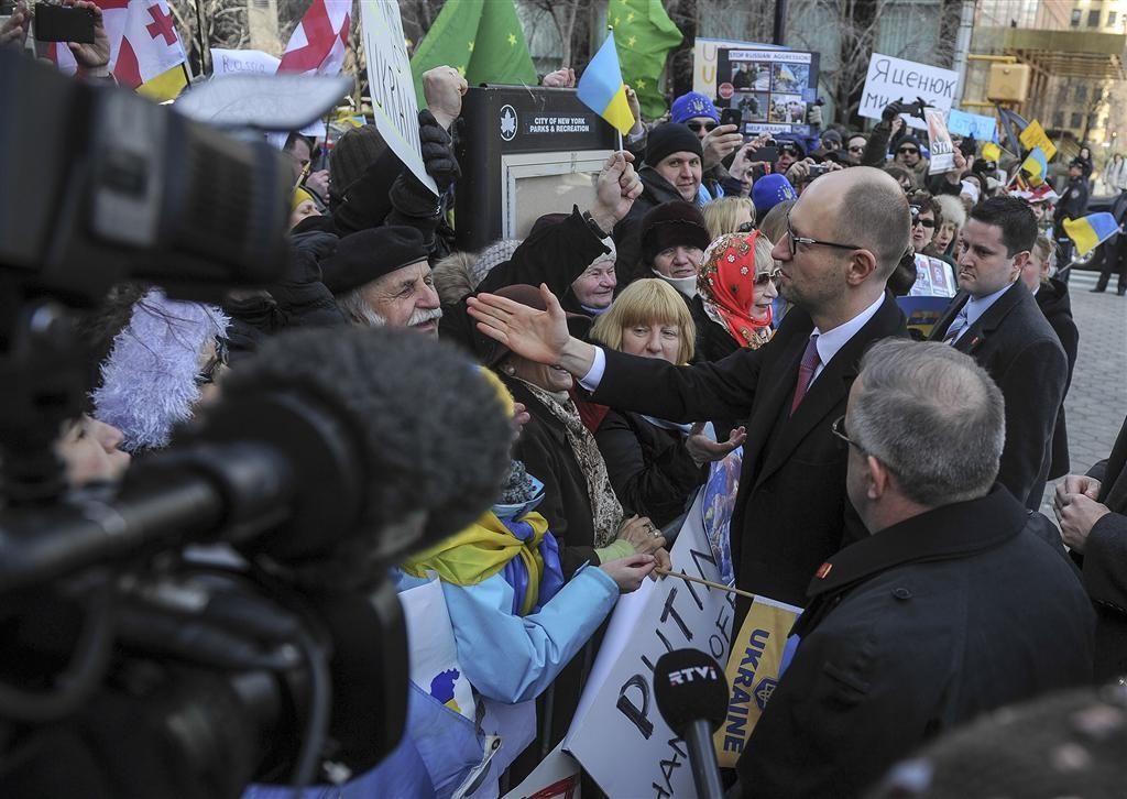 Яценюк в Нью-Йорке встретился с активистами местного Майдана