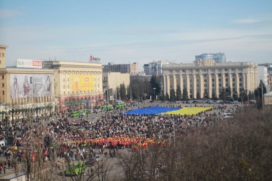У Харкові Кернеса підтримали комунальники з прапорами України і георгіївськими стрічками