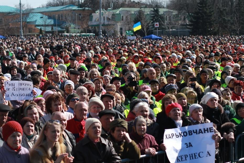 В Харькове Кернеса поддержали коммунальщики с флагами Украины и георгиевскими лентами