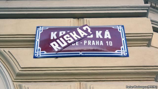 На "крымских" улицах Праги появились наклейки "Ruska?"