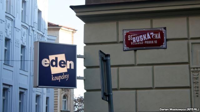 На "крымских" улицах Праги появились наклейки "Ruska?"