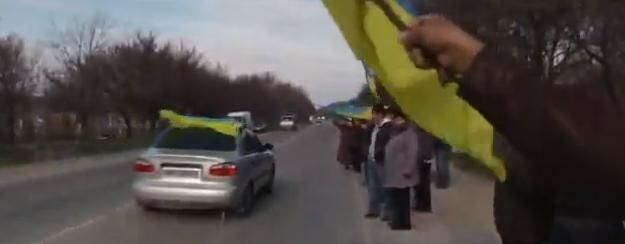 Крымские татары защищают целостность Украины "живой цепью"