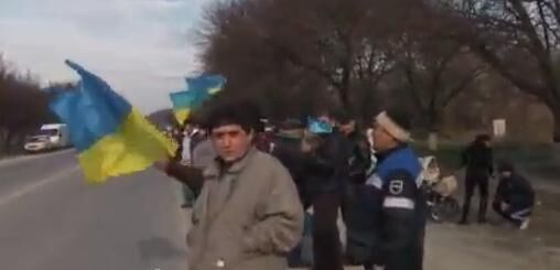 Кримські татари захищають цілісність України "живим ланцюгом"