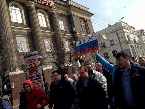 У Донецьку проросійські активісти штурмують будівлю СБУ