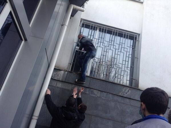 В Донецке пророссийские активисты штурмуют здание СБУ