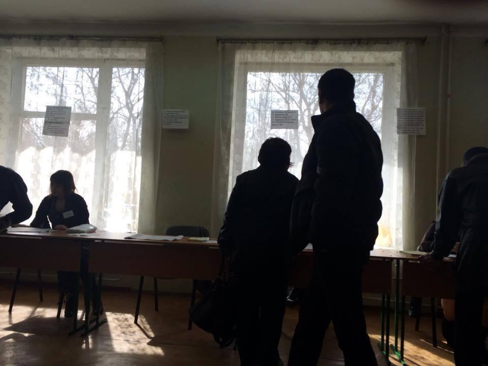 В Феодосии "дружинники Аксенова" запрещают фотографировать голосование