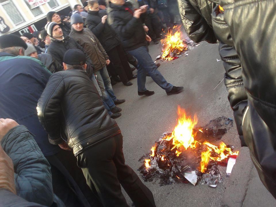 У Харкові напали на офіс "Правого сектора" і спалили авто