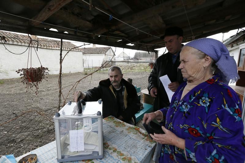 Кримчани в ході референдуму масово голосують на дому