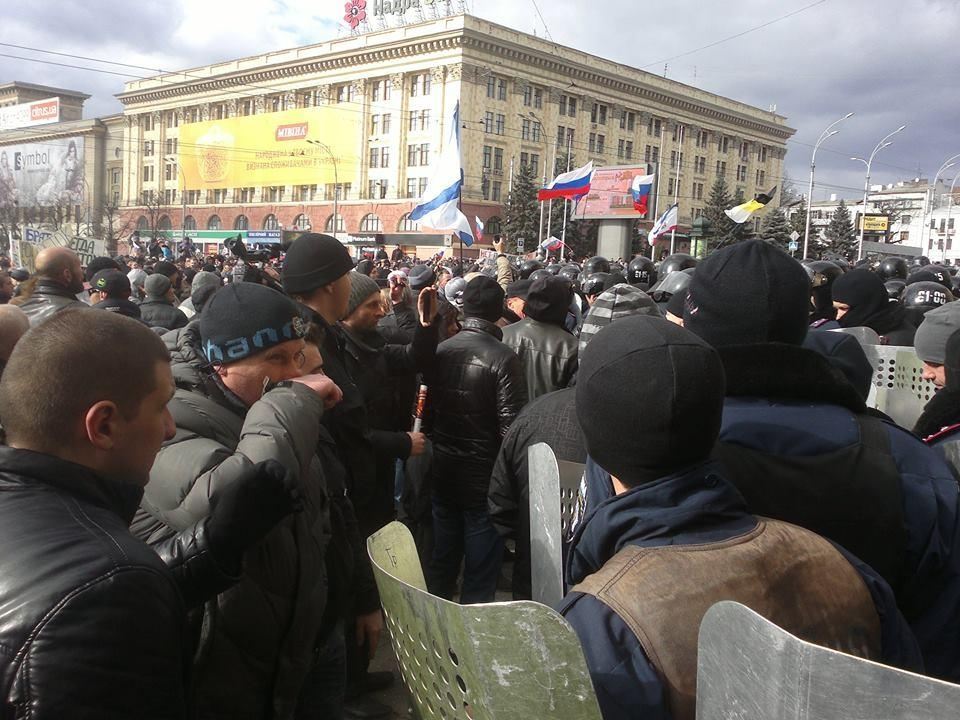 В Харькове пытались штурмовать здание ОГА, потом пошли к СБУ