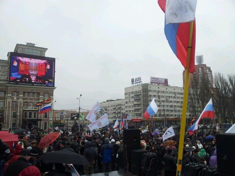 В Донецке около 3 тыс. человек собрались на пророссийский митинг