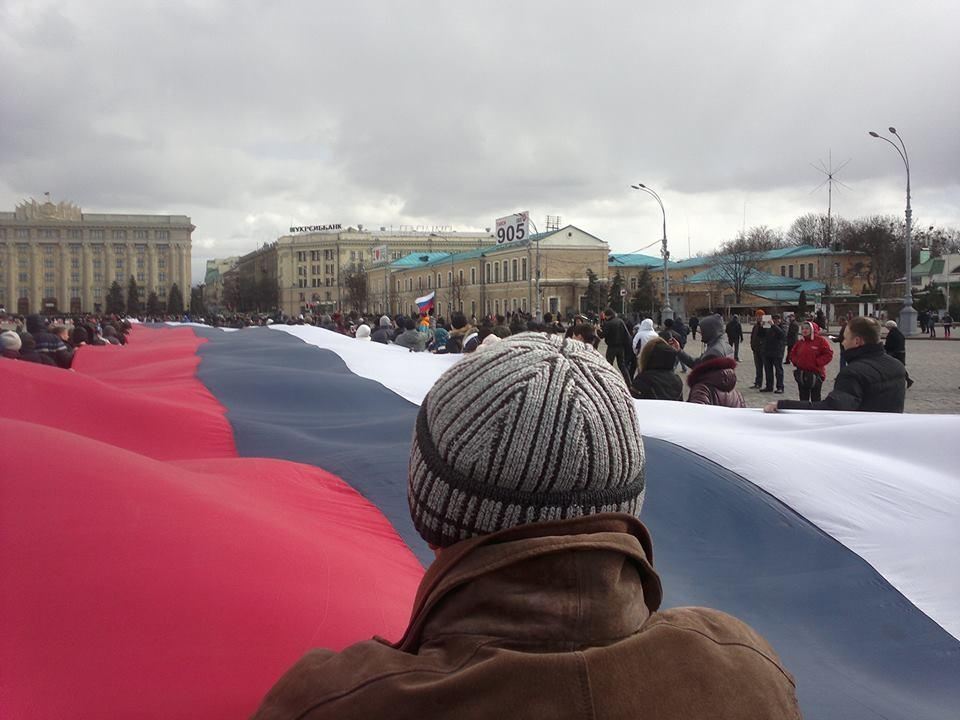 На митинге в Харькове растянули огромный флаг России