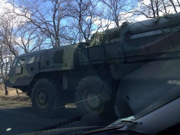 На Полтавщині стоять десятки військових машин з ракетами. Фотофакт