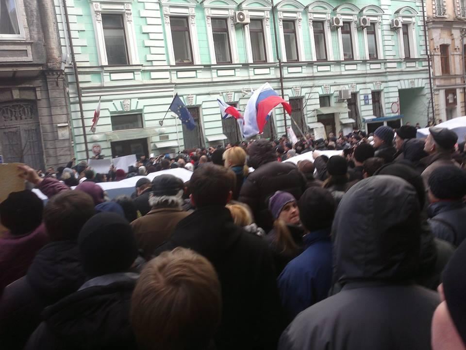 В Харькове пытались штурмовать здание ОГА, потом пошли к СБУ