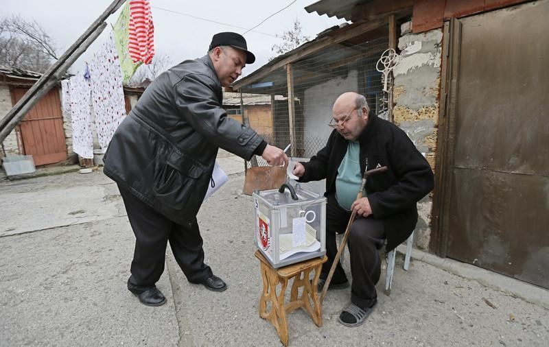 Крымчане в ходе референдума массово голосуют на дому