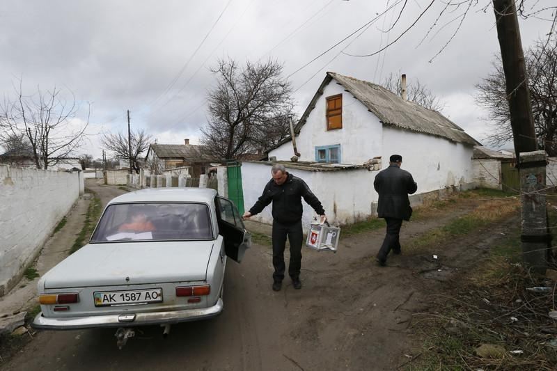 Крымчане в ходе референдума массово голосуют на дому