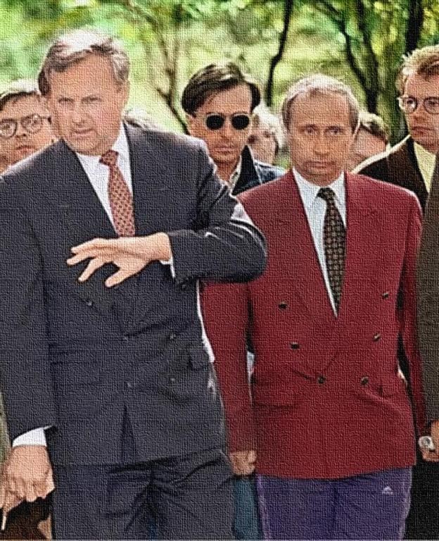 Путин в 90-е подрабатывал охранником - фотофакт