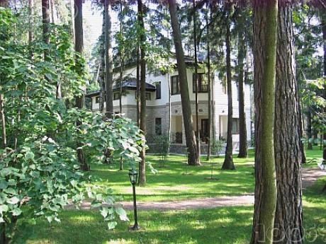 Янукович купил дом на Рублевке за $52 млн