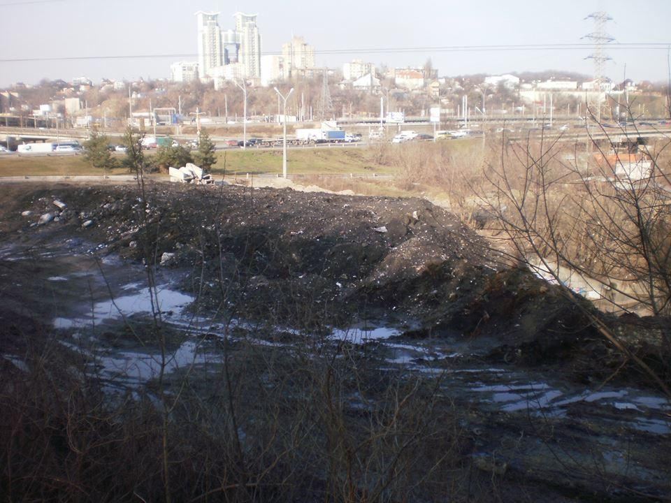 Тонны сажи с Грушевского сбросили возле реки - Бригинец