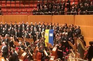 Проживающий в Германии российский скрипач после концерта поднял флаг Украины со словами "No War"