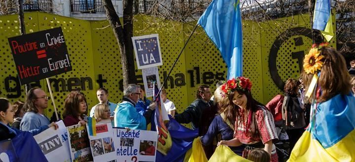 Украинцы Франции протестовали в Париже против агрессии РФ в Крыму