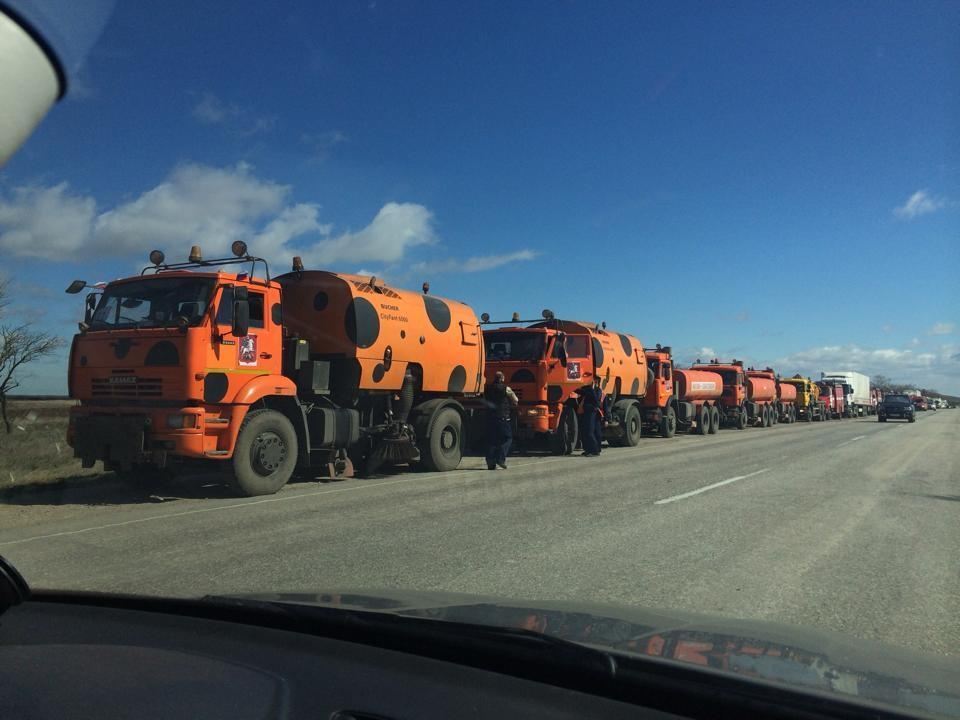 В Севастополь едет автоколонна из РФ: фуры, автобусы, пожарные и мусороуборочные машины