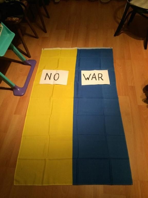Проживающий в Германии российский скрипач после концерта поднял флаг Украины со словами "No War"