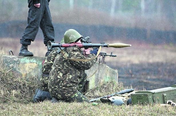 Под Киевом добровольцев Нацгвардии учат рукопашному бою и стрельбе