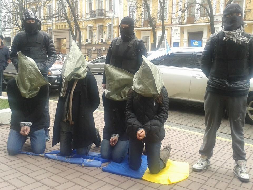 Активисты с мешками на головах призвали СБУ расследовать похищение украинцев в Крыму 