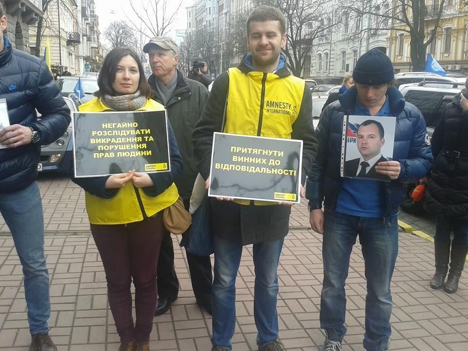 Активісти з мішками на головах закликали СБУ розслідувати викрадення українців в Криму 