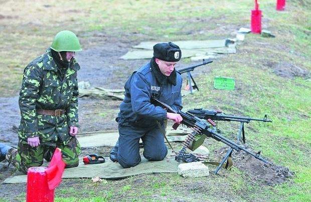 Под Киевом добровольцев Нацгвардии учат рукопашному бою и стрельбе