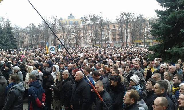 "Крым - это Украина" - тысячи полтавчан вышли на митинг