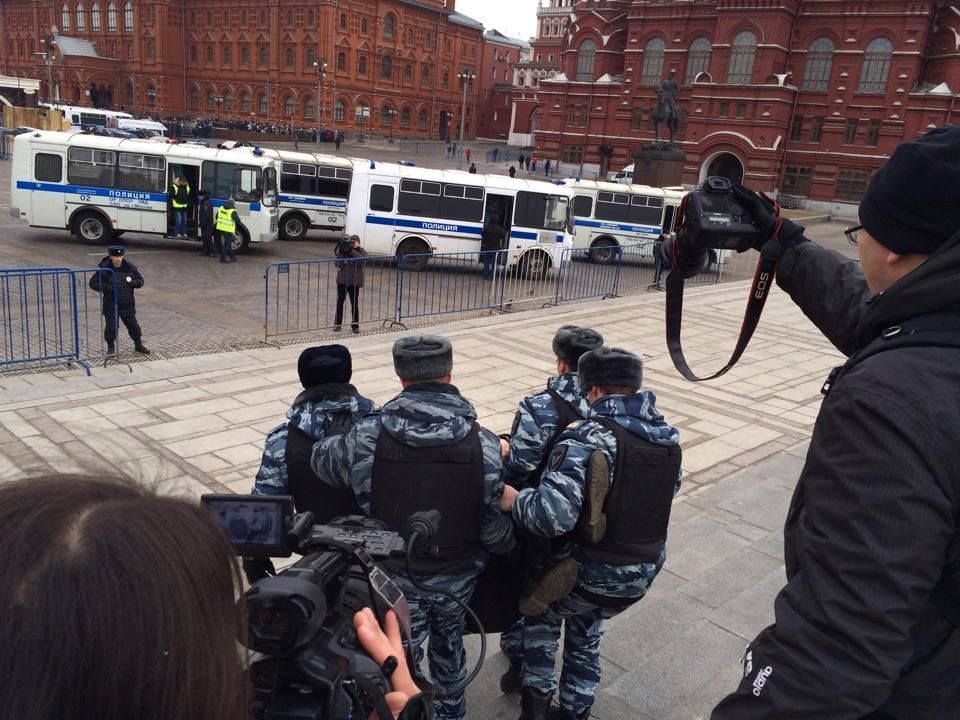 В Москве полиция задержала 15 митингующих против введения войск РФ в Украину