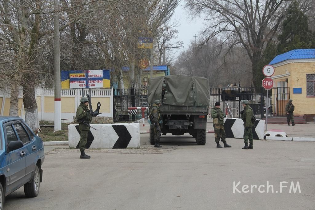 Керченська військова частина оточена солдатами РФ