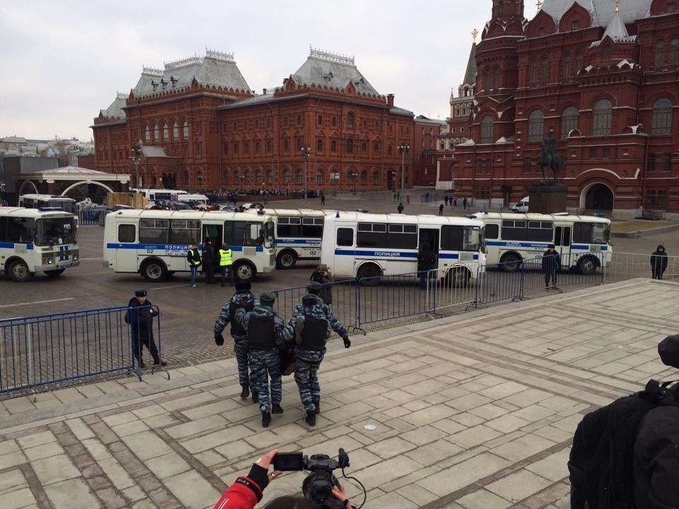 В Москве полиция задержала 15 митингующих против введения войск РФ в Украину
