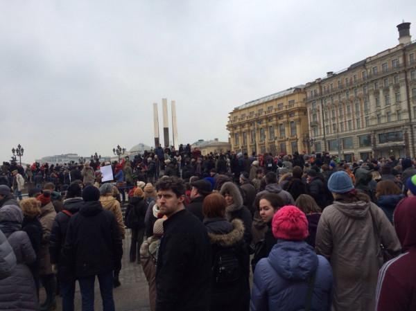 Митинги в Питере и Москве: тех, кто против войны с Украиной, задерживает полиция