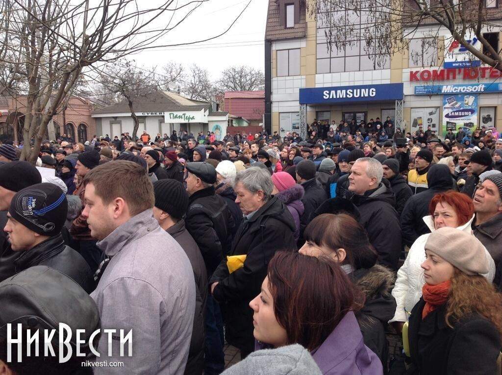 В Николаеве 10 тыс митингующих против путинской агрессии спели гимн Украины