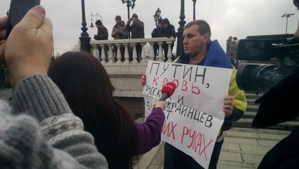 Мітинги в Пітері та Москві: тих, хто проти війни з Україною, затримує поліція
