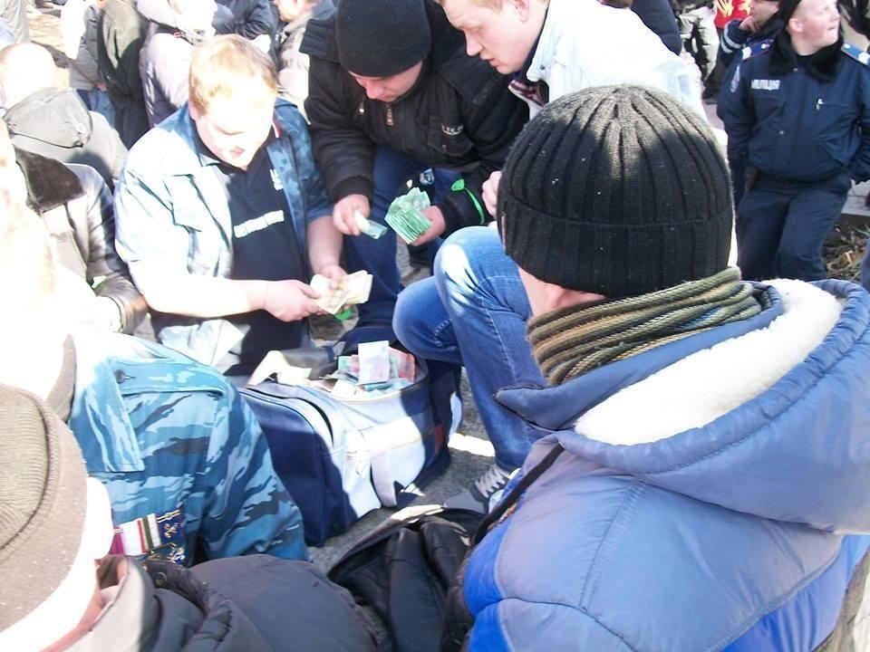 Проросійські активісти на мітингу в Луганську ділили сумку з грошима
